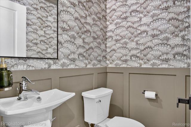 754 N Valley Chase Road, Bloomfield Hills, MI 48304