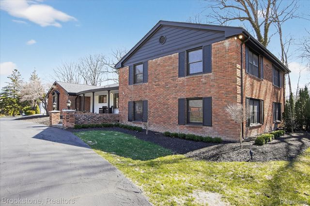 754 N Valley Chase Road, Bloomfield Hills, MI 48304