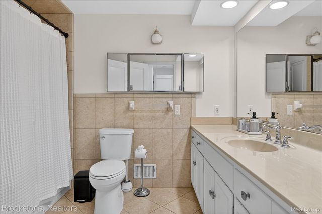 754 N Valley Chase Road, Bloomfield Hills, MI 48304