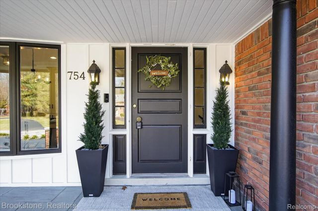 754 N Valley Chase Road, Bloomfield Hills, MI 48304
