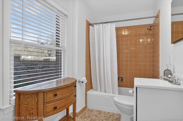 754 N Valley Chase Road, Bloomfield Hills, MI 48304