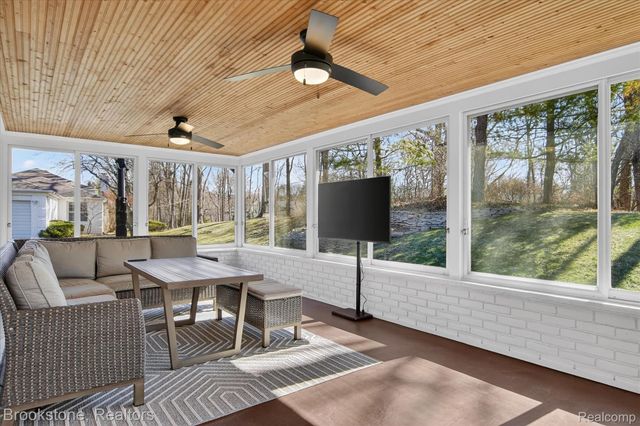 754 N Valley Chase Road, Bloomfield Hills, MI 48304