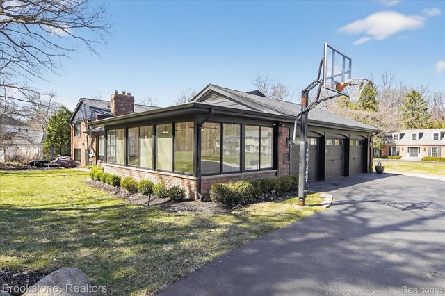 754 N Valley Chase Road, Bloomfield Hills, MI 48304