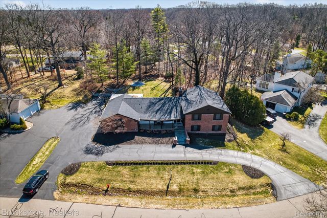 754 N Valley Chase Road, Bloomfield Hills, MI 48304