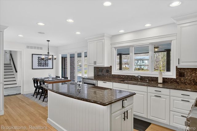 754 N Valley Chase Road, Bloomfield Hills, MI 48304