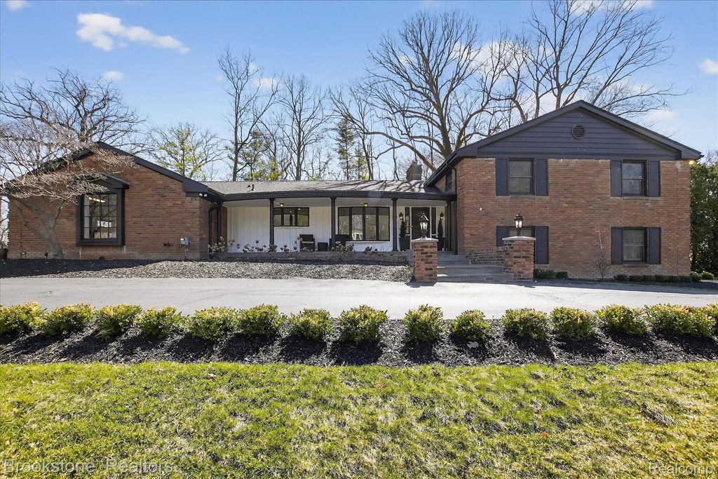 754 N Valley Chase Road, Bloomfield Hills, MI 48304