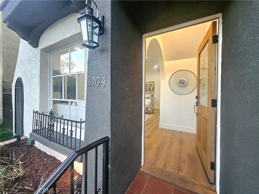 Image 10 of property listing at 3104 W 43rd Place, Los Angeles, CA 90008