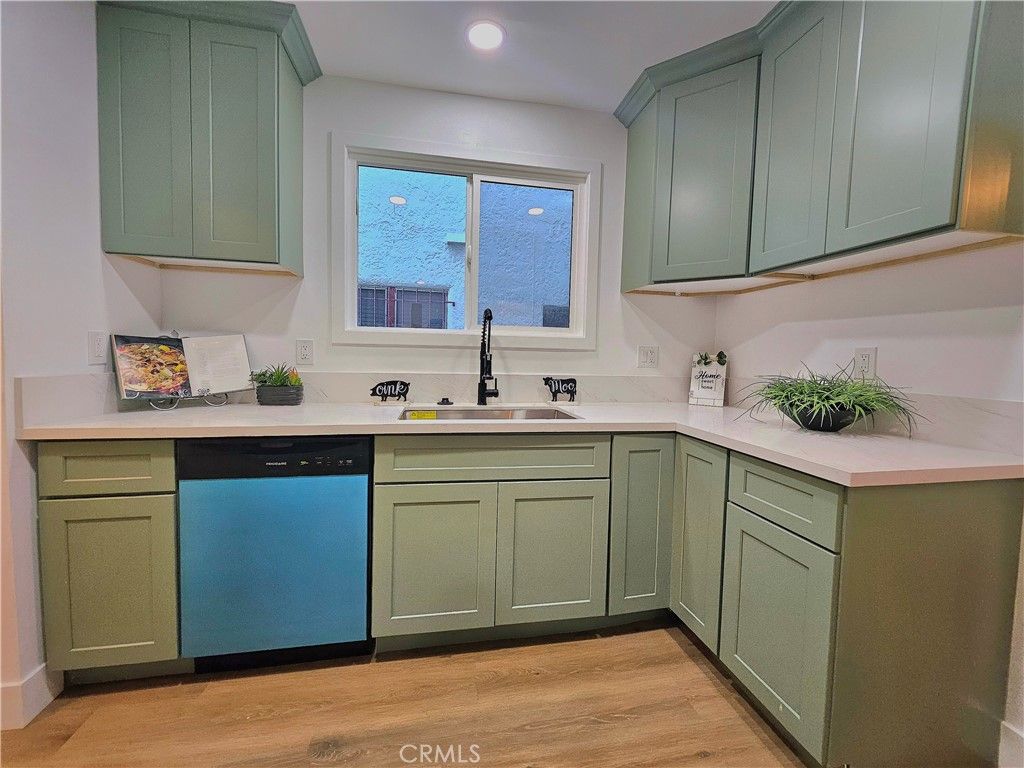 Image 14 of property listing at 3104 W 43rd Place, Los Angeles, CA 90008