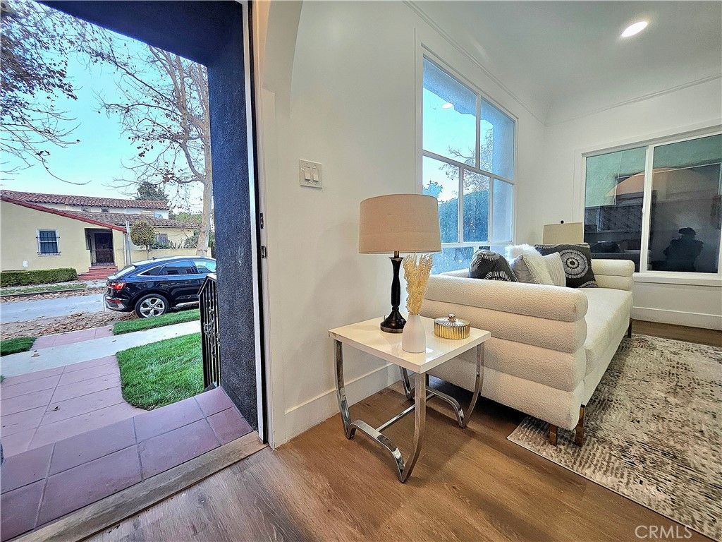 Image 16 of property listing at 3104 W 43rd Place, Los Angeles, CA 90008