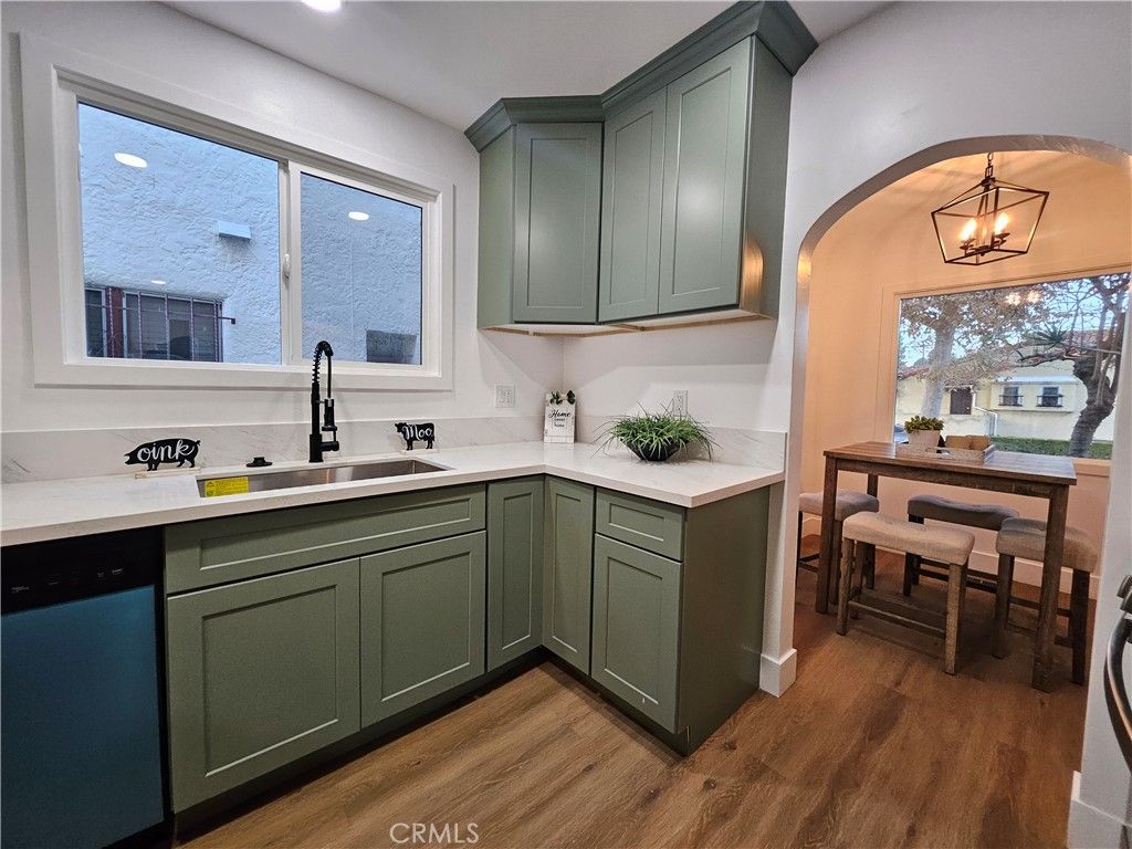 Image 27 of property listing at 3104 W 43rd Place, Los Angeles, CA 90008