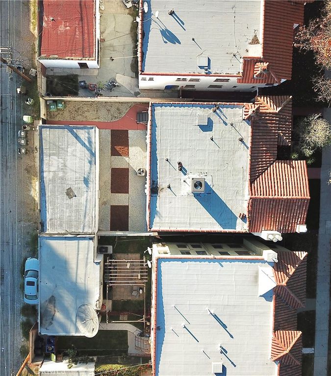 Image 28 of property listing at 3104 W 43rd Place, Los Angeles, CA 90008