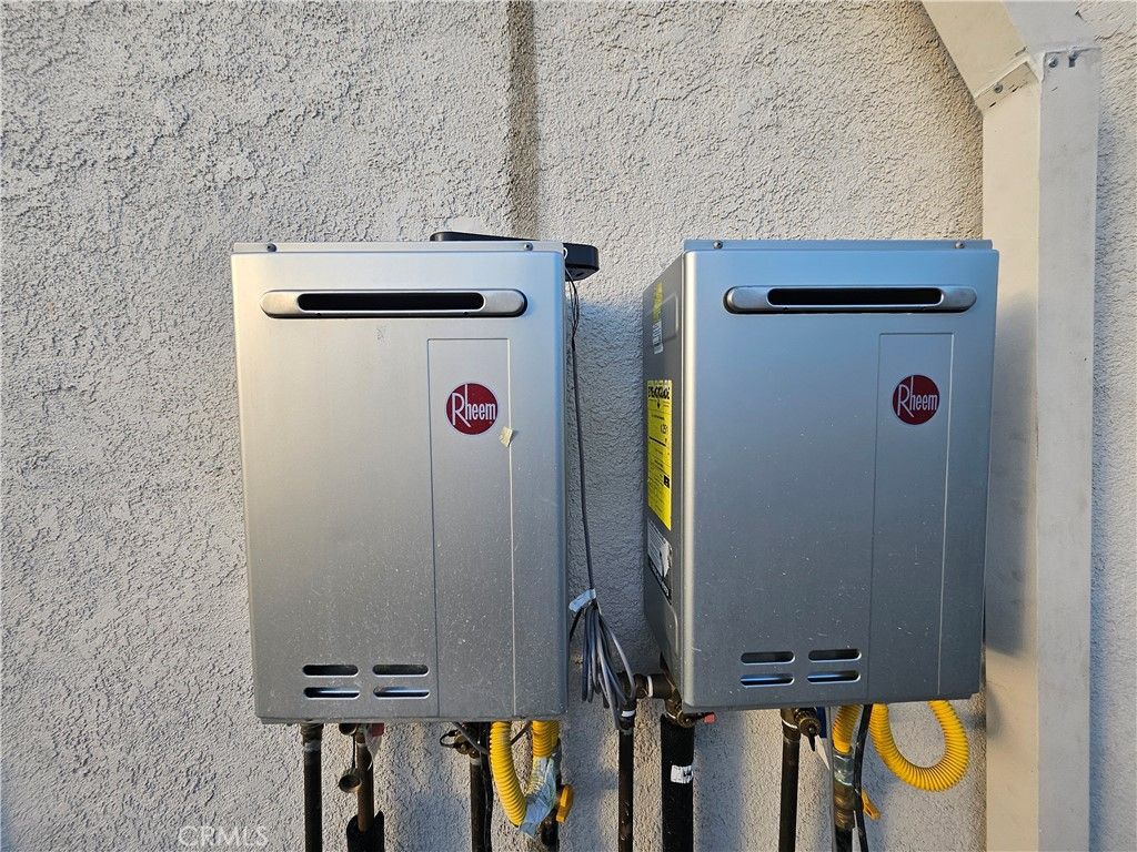 Image 6 of property listing at 3104 W 43rd Place, Los Angeles, CA 90008