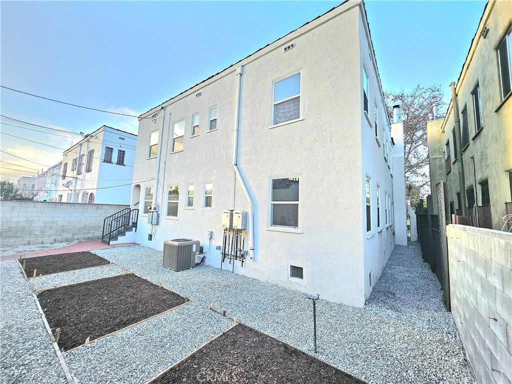 Image 8 of property listing at 3104 W 43rd Place, Los Angeles, CA 90008