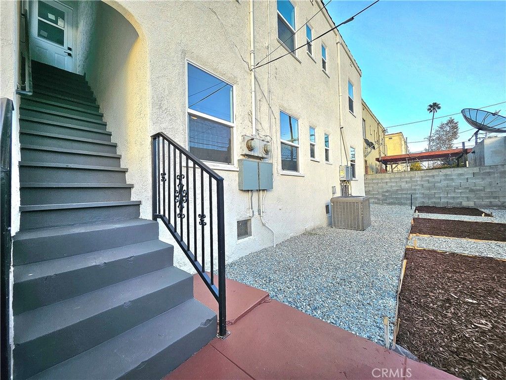 Image 9 of property listing at 3104 W 43rd Place, Los Angeles, CA 90008