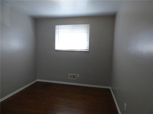 745 Shadyside Dr, West Mifflin, PA 15122