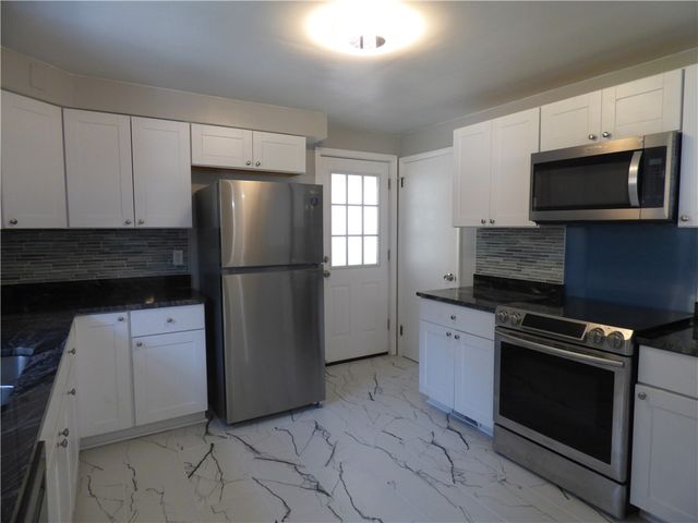 745 Shadyside Dr, West Mifflin, PA 15122