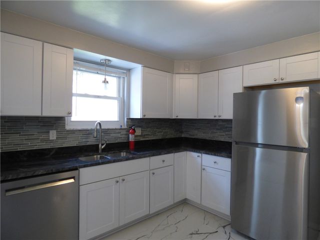 745 Shadyside Dr, West Mifflin, PA 15122
