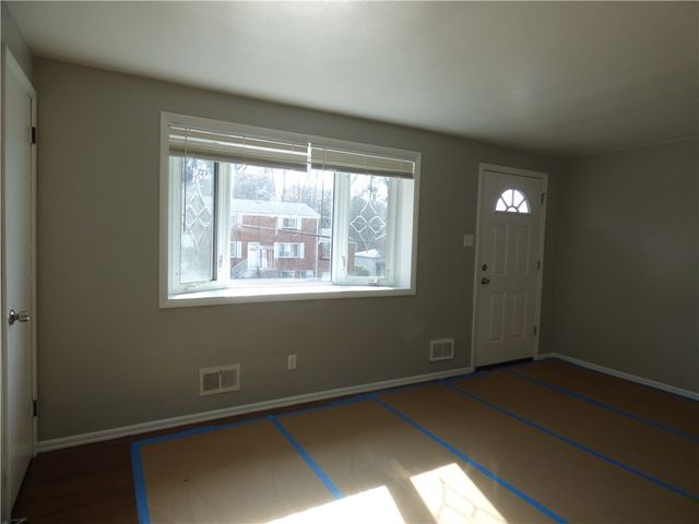 745 Shadyside Dr, West Mifflin, PA 15122