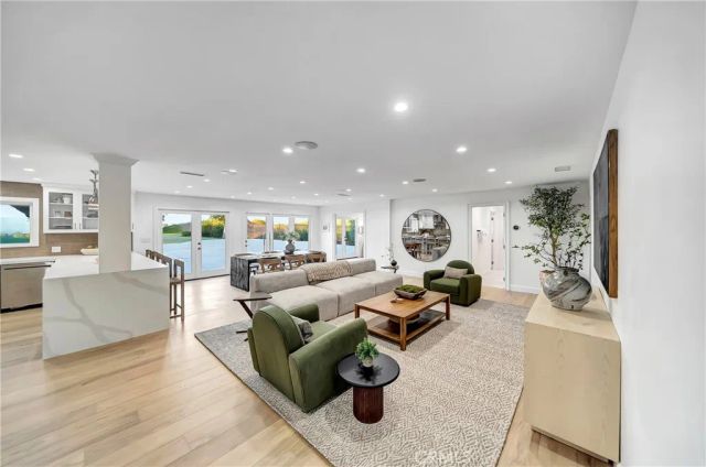 22535 Waterbury, Woodland Hills, CA 91364