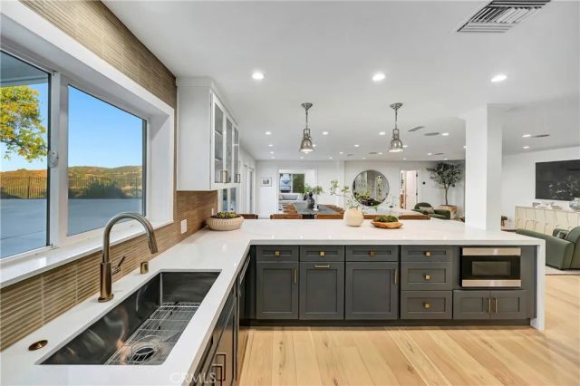 22535 Waterbury, Woodland Hills, CA 91364