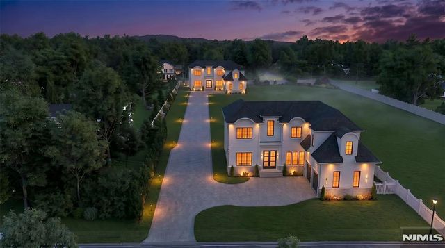 38 W Ridgewood Avenue, Paramus, NJ 07652