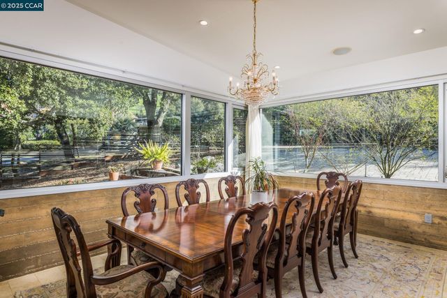 2 Crane Ct, Orinda, CA 94563