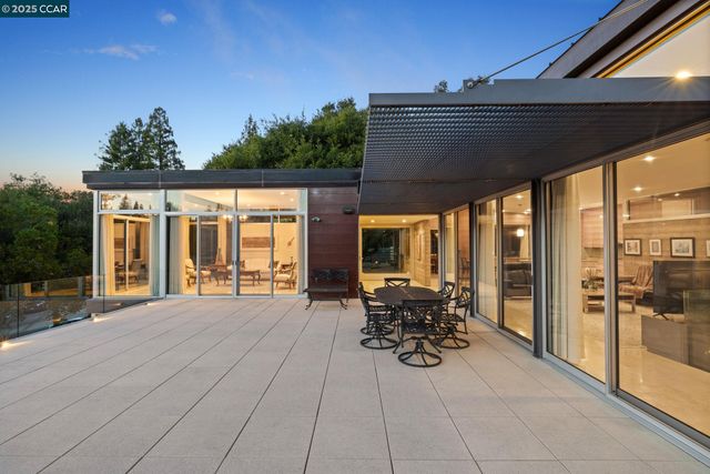 2 Crane Ct, Orinda, CA 94563