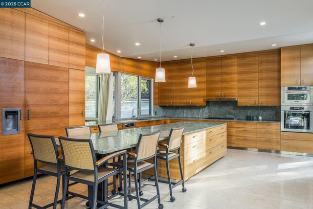 2 Crane Ct, Orinda, CA 94563