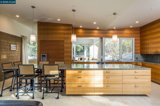 2 Crane Ct, Orinda, CA 94563