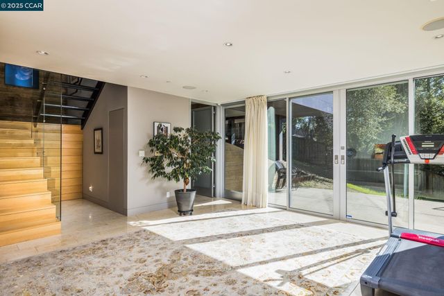 2 Crane Ct, Orinda, CA 94563