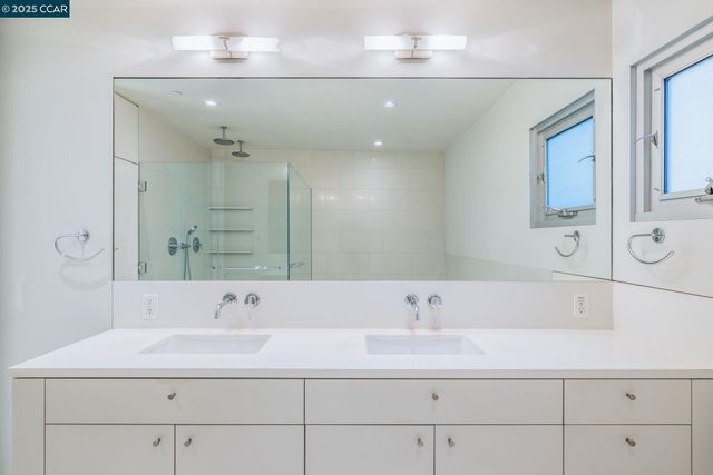 2 Crane Ct, Orinda, CA 94563