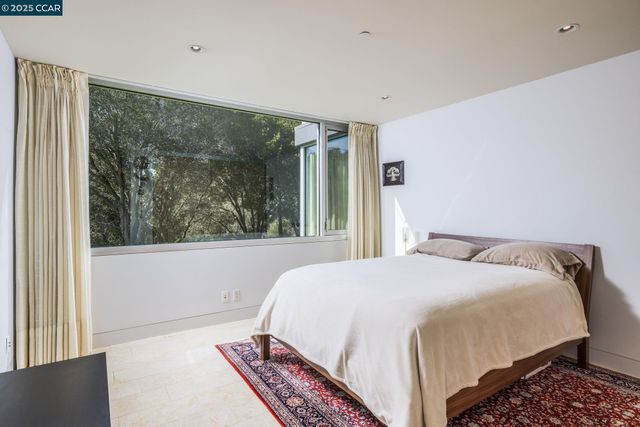 2 Crane Ct, Orinda, CA 94563