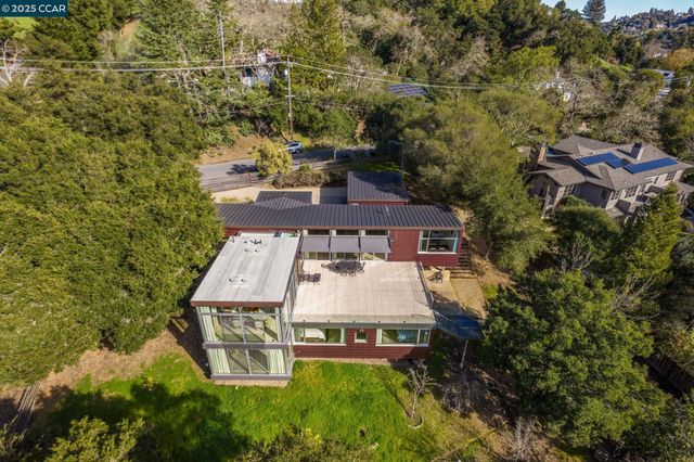 2 Crane Ct, Orinda, CA 94563