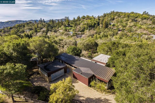 2 Crane Ct, Orinda, CA 94563