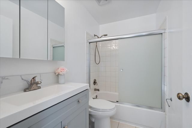 223 AUGUSTA Drive, Vernon Hills, IL 60061