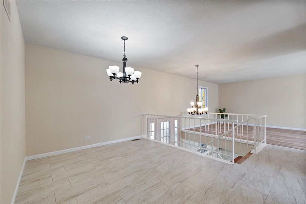 223 AUGUSTA Drive, Vernon Hills, IL 60061 — photo 4