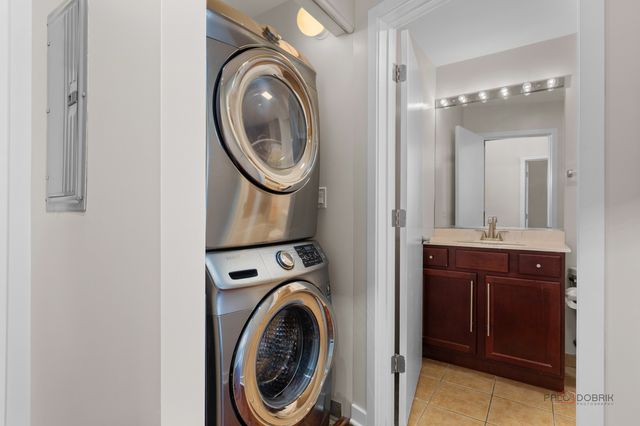 1151 W 14th Place 332, Chicago, IL 60608