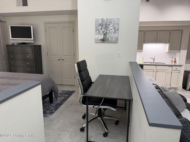 1 Riverpointe 321, Jeffersonville, IN 47130