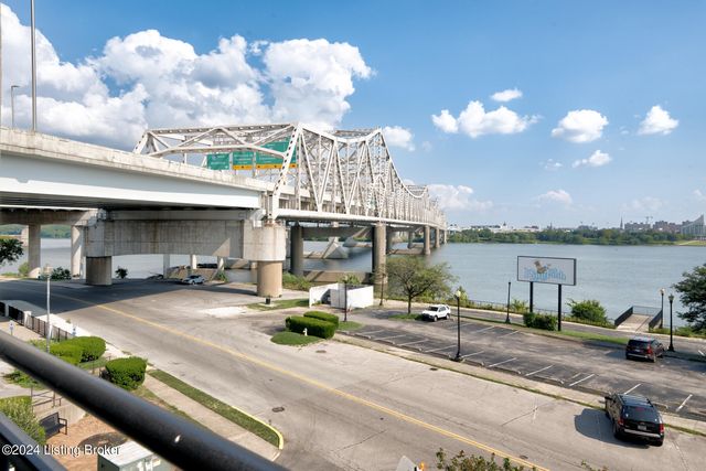 1 Riverpointe 321, Jeffersonville, IN 47130