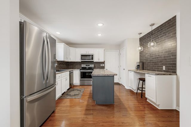 3913 WOODS EDGE RD, Columbia, MO 65203