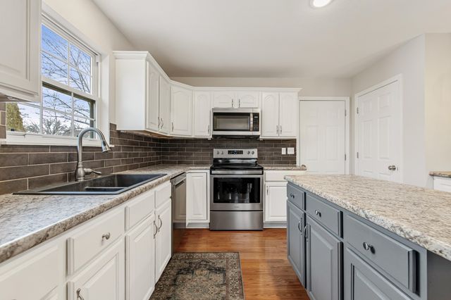 3913 WOODS EDGE RD, Columbia, MO 65203