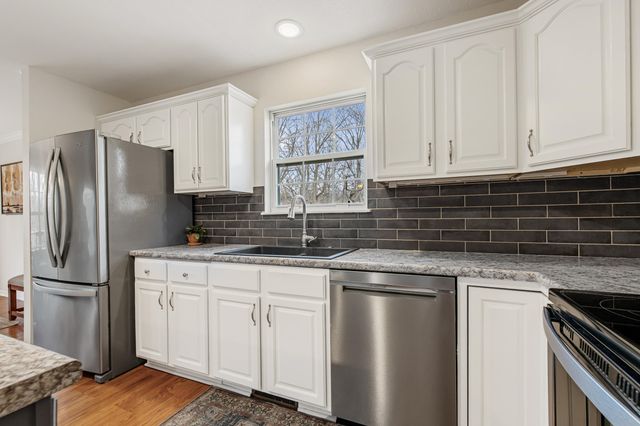 3913 WOODS EDGE RD, Columbia, MO 65203