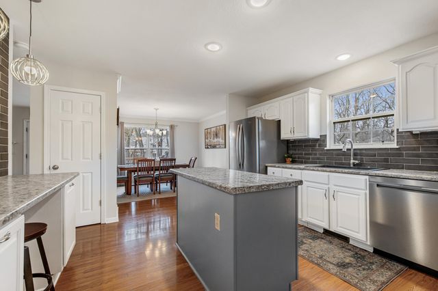 3913 WOODS EDGE RD, Columbia, MO 65203