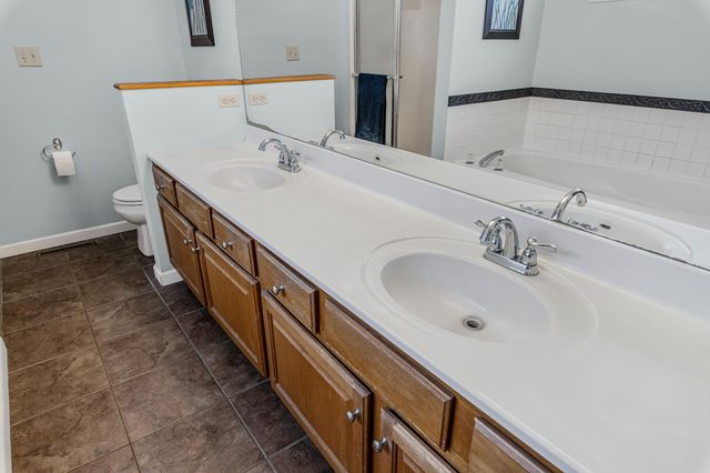 3913 WOODS EDGE RD, Columbia, MO 65203