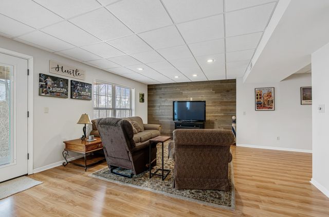 3913 WOODS EDGE RD, Columbia, MO 65203