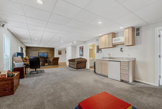 3913 WOODS EDGE RD, Columbia, MO 65203