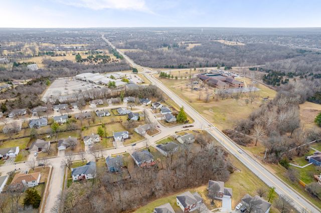 3913 WOODS EDGE RD, Columbia, MO 65203
