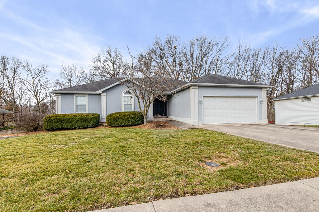 3913 WOODS EDGE RD, Columbia, MO 65203