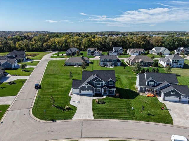 W223N4515 Boxleaf LANE, Pewaukee, WI 53072