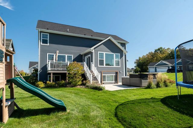 W223N4515 Boxleaf LANE, Pewaukee, WI 53072